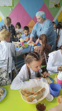 Учащиеся начальной школы за завтраком